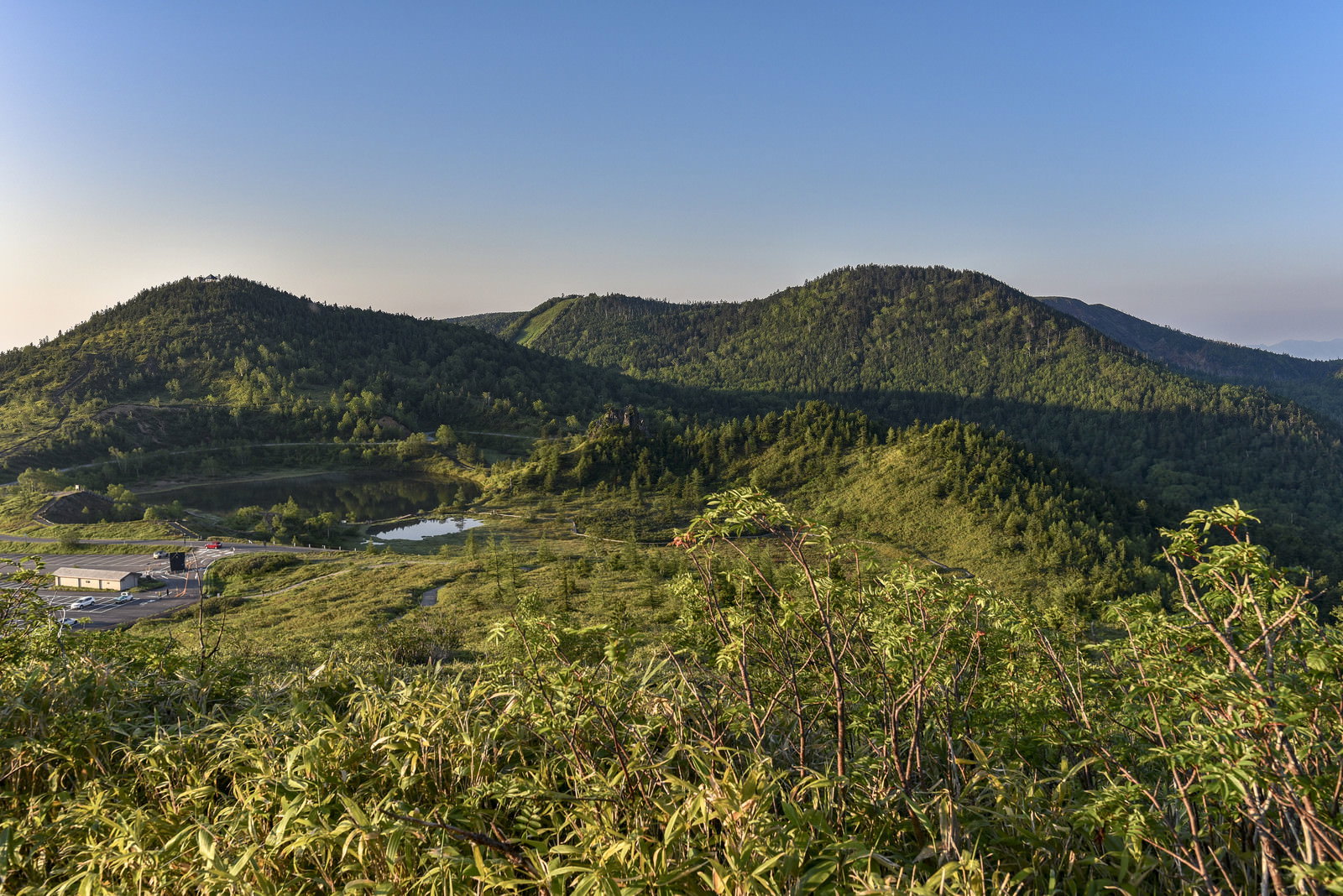 湯釜方面から草津白根山の本白根山方面を望む山岳風景