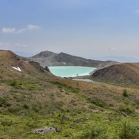 エメラルドグリーンの湯釜が特徴的な草津白根山の写真