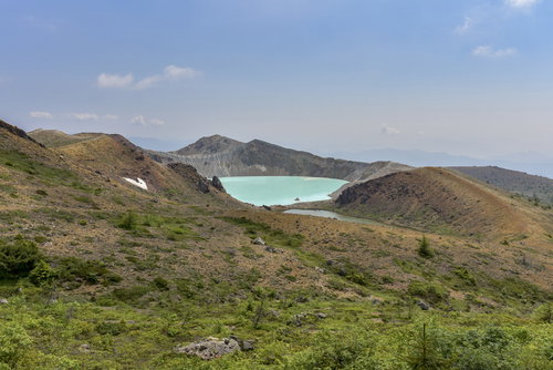 エメラルドグリーンの湯釜が特徴的な草津白根山