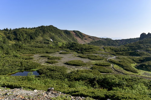 登山道が整備された本白根山火口（日本百名山・草津白根山）