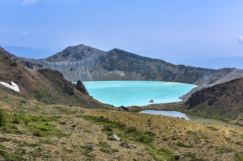 草津白根山の火口湖・湯釜 日本百名山の絶景
