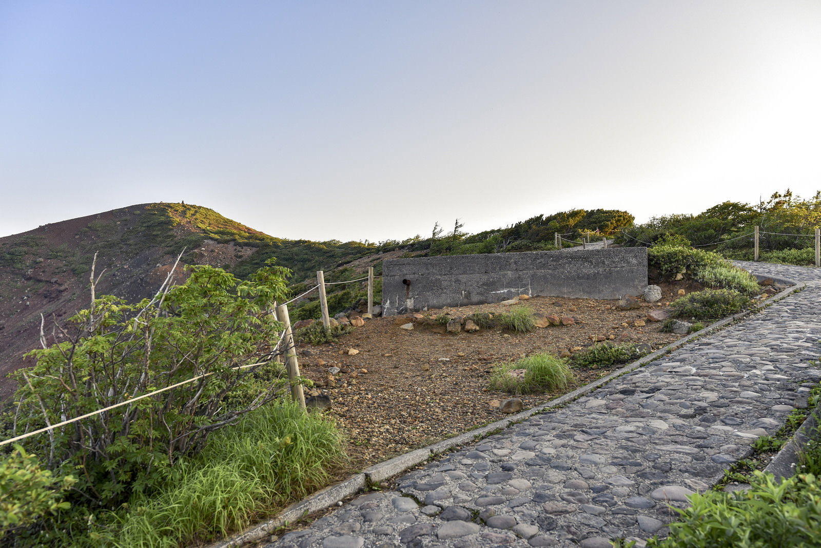 草津白根山の石畳で整備された登山道と山の風景