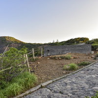 草津白根山の湯釜へと向かう石畳の登山道を歩くの写真