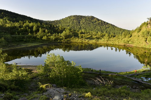 草津白根山の弓池に映る周囲の山々、湯釜駐車場からの眺望