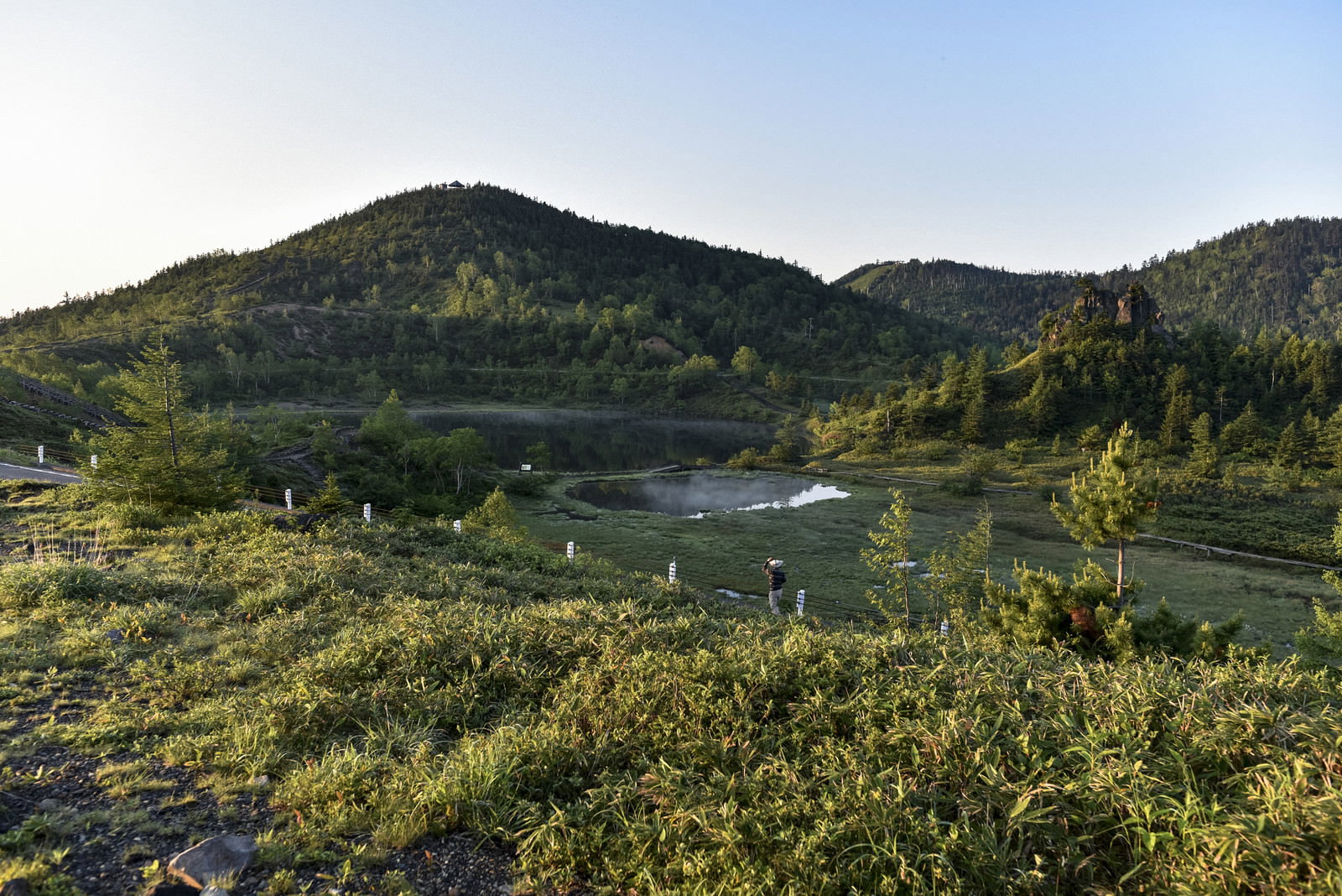 草津白根山湯釜駐車場から望む弓池と緑の山並み