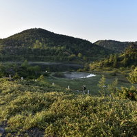 草津白根山の湯釜駐車場から見る弓池方面の景観の写真