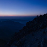 ご来光を今か今かと待つ日本百名山・白山の御前峰の登山者たちの写真