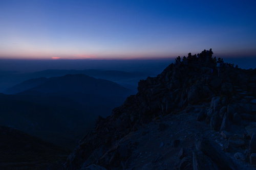 ご来光を今か今かと待つ日本百名山・白山の御前峰の登山者たち