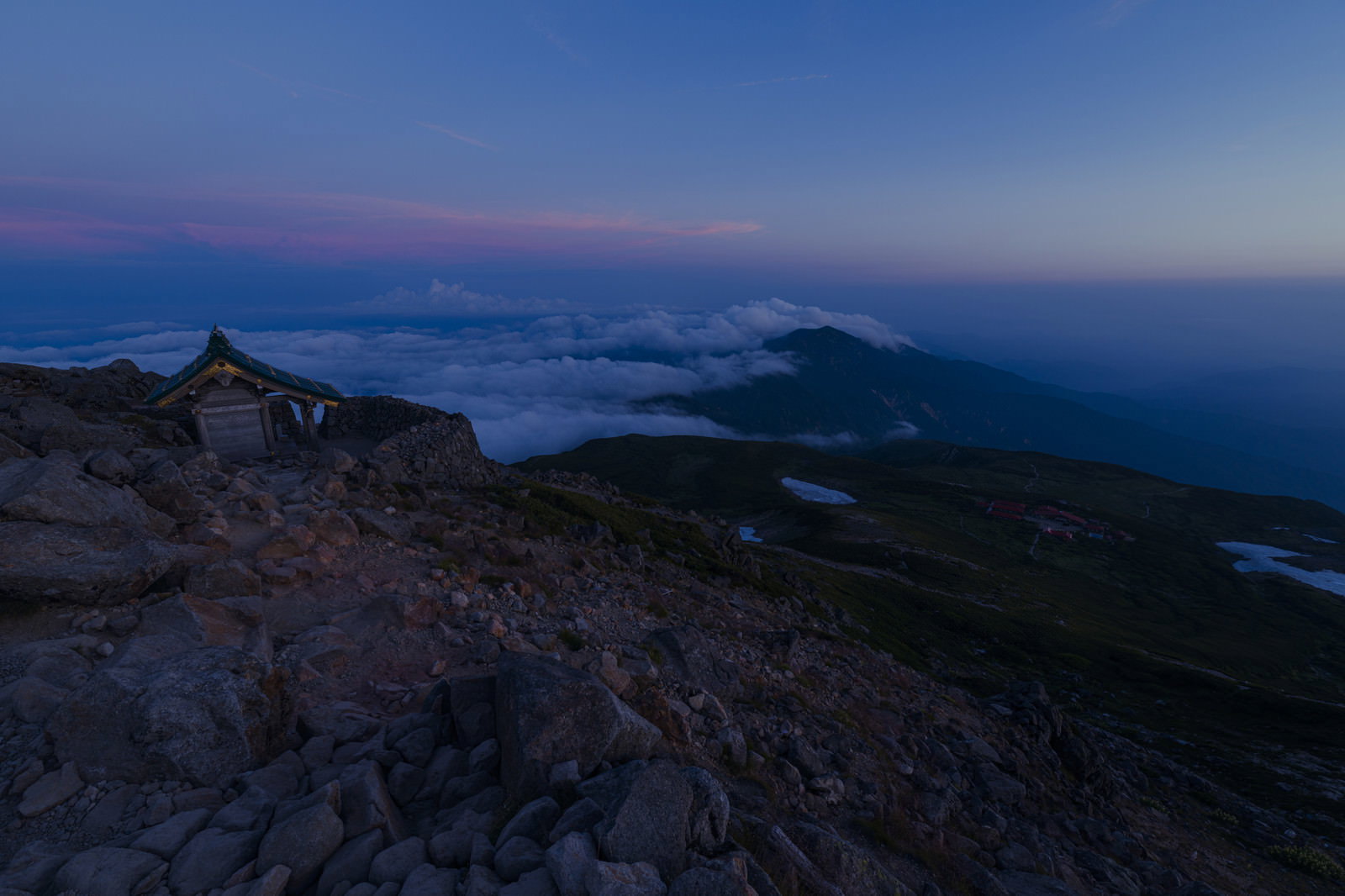 夜明けの薄明の中、白山山麓に広がる雲海と青紫色の空
