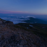 夜明けの薄明に浮かぶ白山山麓の雲海と朝焼けの写真