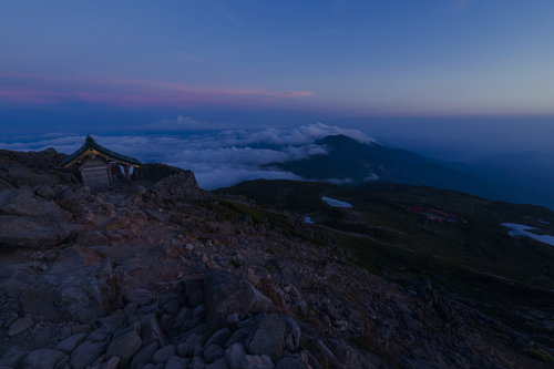 夜明けの薄明に浮かぶ白山山麓の雲海と朝焼け