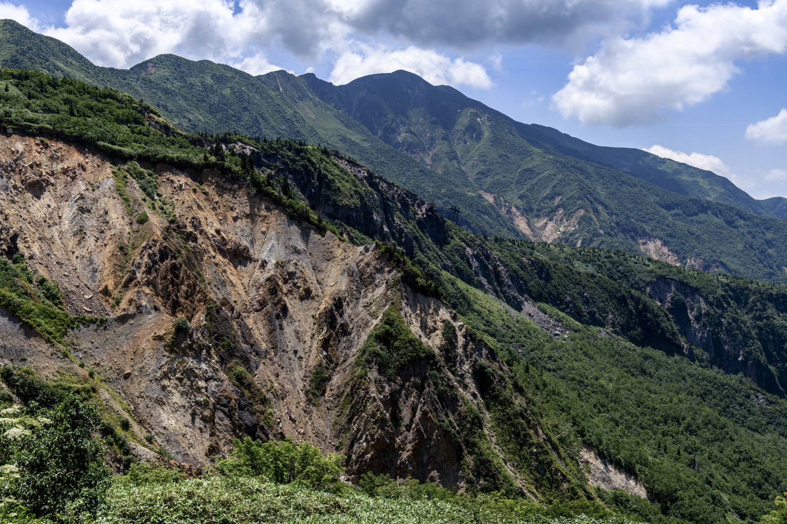 白山の勘之助谷と別山方面を望む山岳風景、深い渓谷と緑の山並み