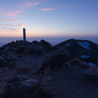 日本百名山・白山の山頂で夕日が沈んだ後の風景の写真