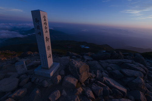 夕日で赤く焼けた白山御前峰の山頂碑、日本百名山の絶景