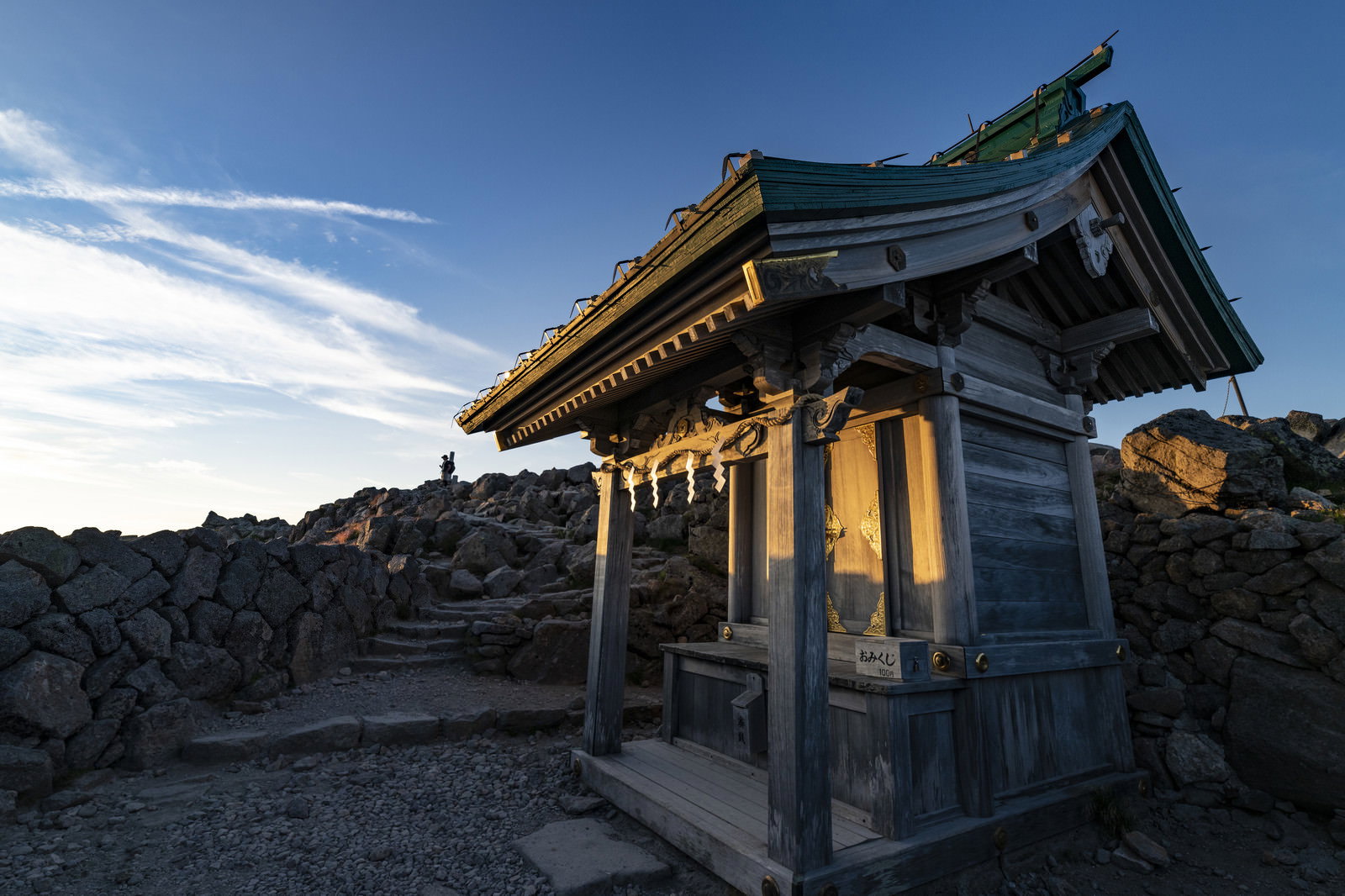 夕日に照らされた御前峰の奥社と石段