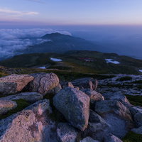夕焼けの光差す白山室堂方面の岩場の景色（白山）の写真