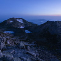 夜明けを待つ白山の大汝峰と剣ヶ峰の朝焼けの写真