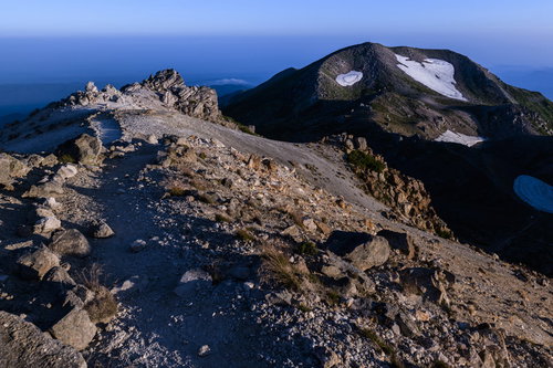 御前峰から大汝峰へと向かう登山道と岩場の稜線（白山）
