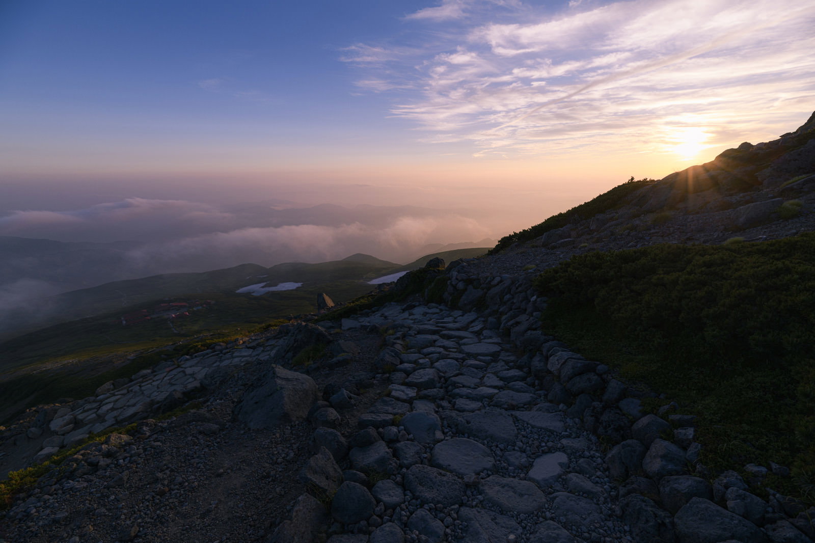 白山御前峰から見た夕日と雲海の風景、オレンジ色の空と山々のシルエット