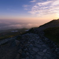 御前峰から見る夕日に染まる日本海方面の雲海（白山）の写真