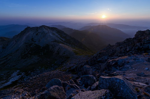 白山の御前峰から見る朝日と影となった剣ヶ峰