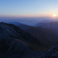 白山・御前峰で迎えるご来光の景色と雲海に染まる朝焼けの写真