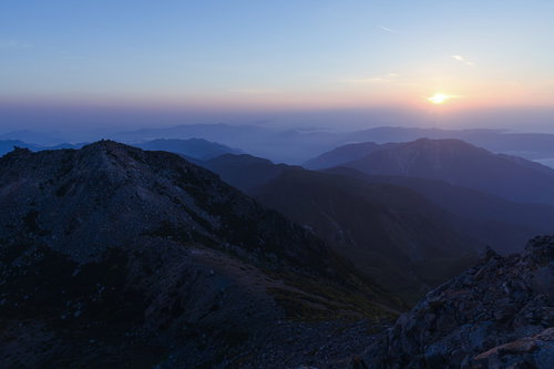 白山・御前峰で迎えるご来光の景色と雲海に染まる朝焼け