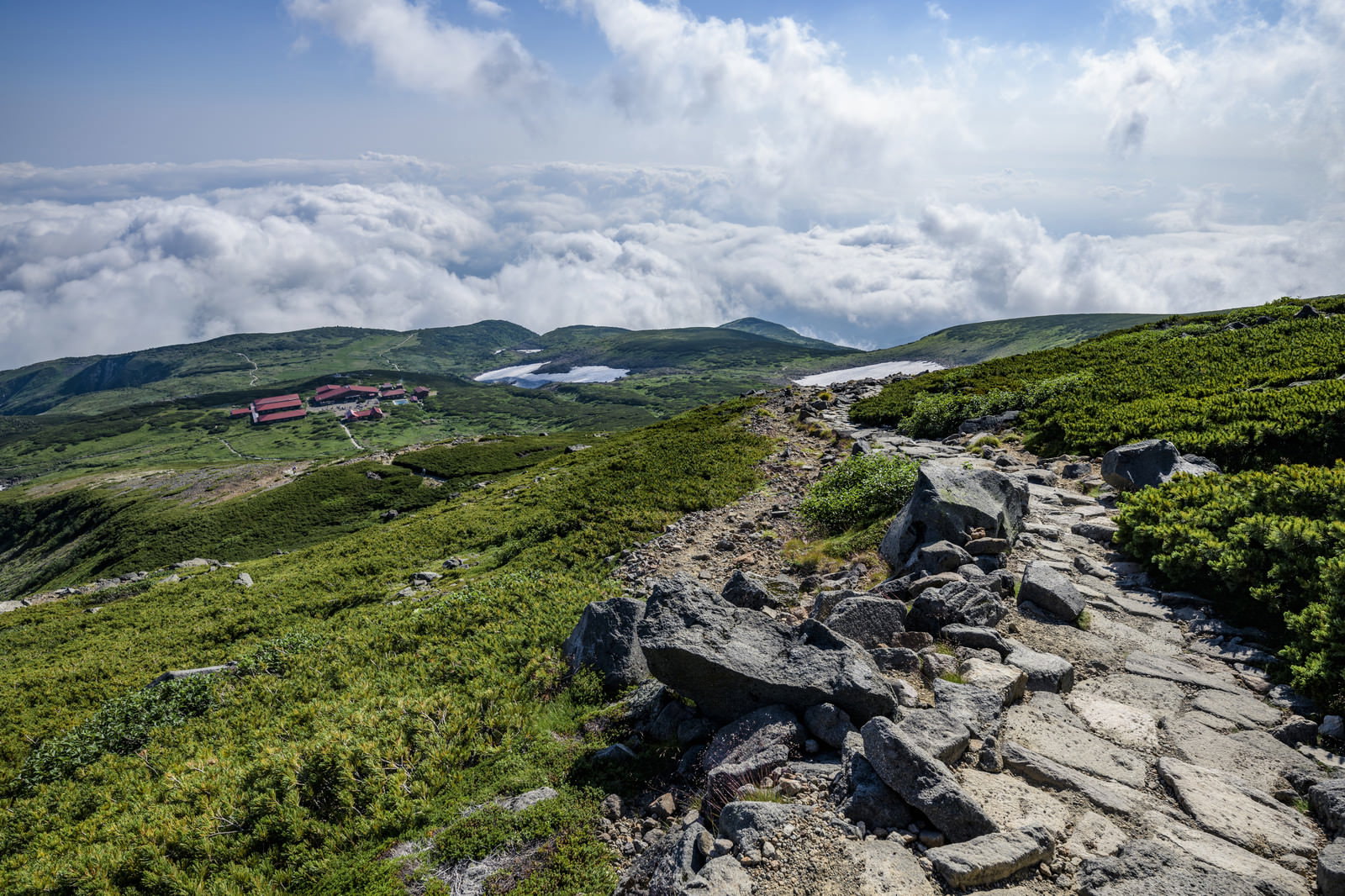 御前峰登山道から白山室堂方面を望む山岳風景と青空