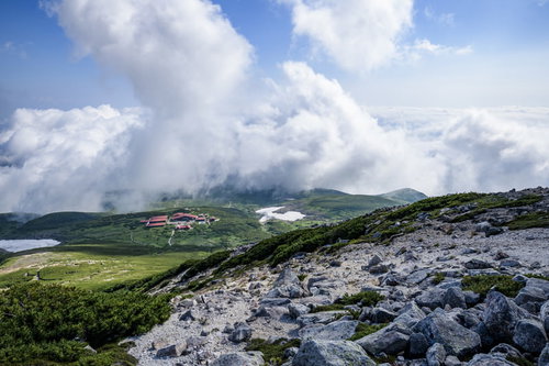 御前峰登山道から見える白山室堂小屋と緑の草原