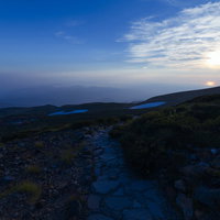 日本海に沈む夕日を眺めて歩く白山登山道の石畳の写真