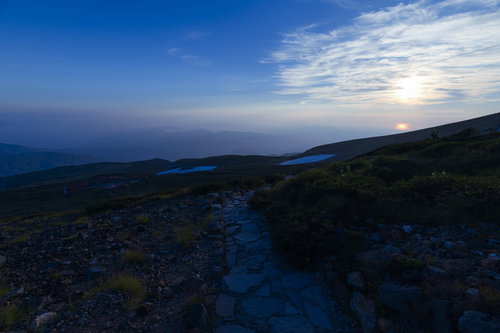 日本海に沈む夕日を眺めて歩く白山登山道の石畳