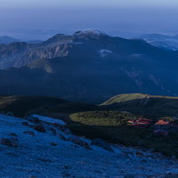 朝の光が差し込む白山室堂の写真