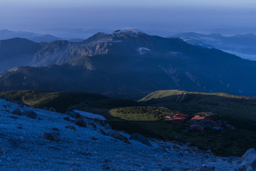 朝の光が差し込む白山室堂