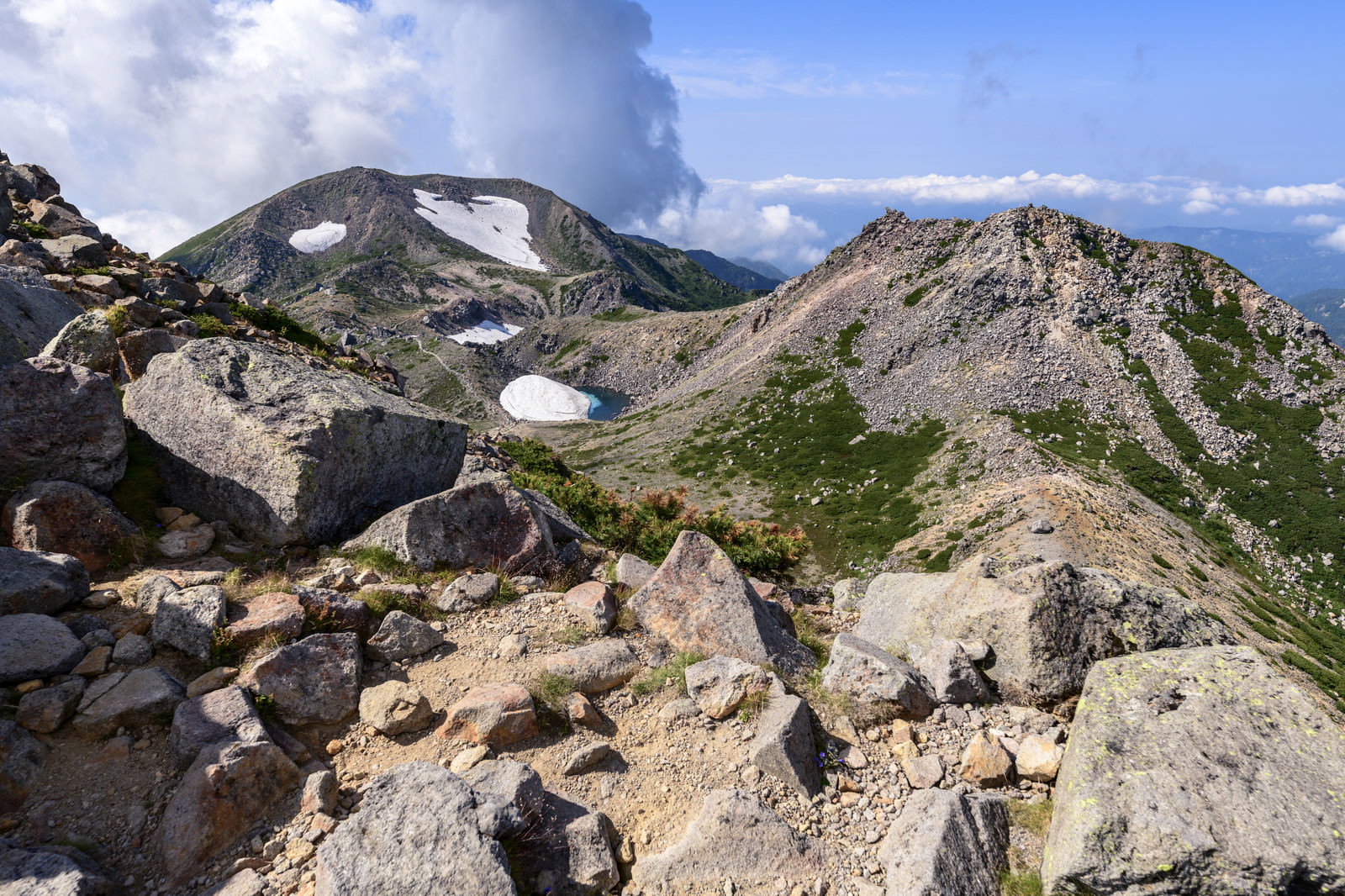 白山御前峰から見た剣ヶ峰と大汝峰の山稜と岩場の風景