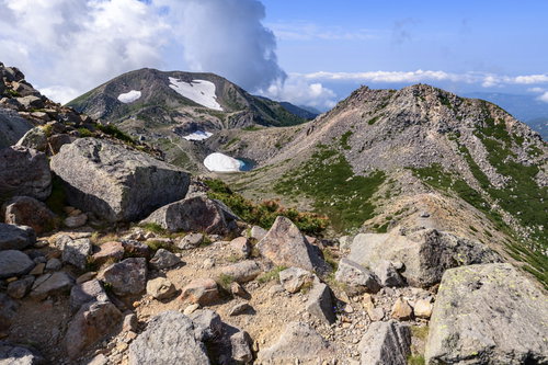 白山御前峰から見る剣ヶ峰と大汝峰の山稜と岩場