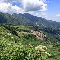 盛夏の白山登山道から見える別山の山岳風景の写真