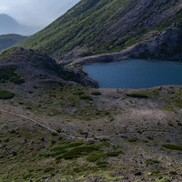 白山の翠ヶ池脇を通る登山道の風景の写真