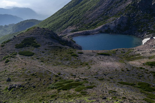 白山の翠ヶ池脇を通る登山道の風景