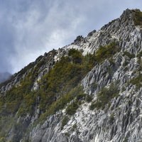 白い岩に覆われる鳳凰山の険しい山肌（鳳凰三山）の写真