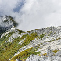 白砂と岩が続く鳳凰山稜線、日本百名山・鳳凰三山の登山道の写真