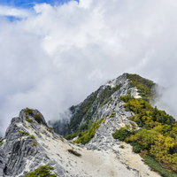 白砂が広がる鳳凰山の稜線、100名山の鳳凰三山の写真