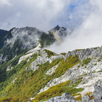白砂の稜線の向こうに浮かぶオベリスク（鳳凰三山・日本百名山）の写真