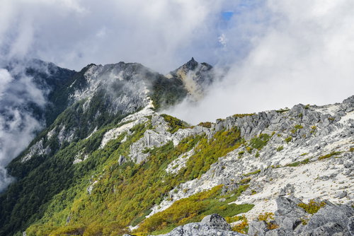 白砂の稜線の向こうに浮かぶオベリスク（鳳凰三山・日本百名山）