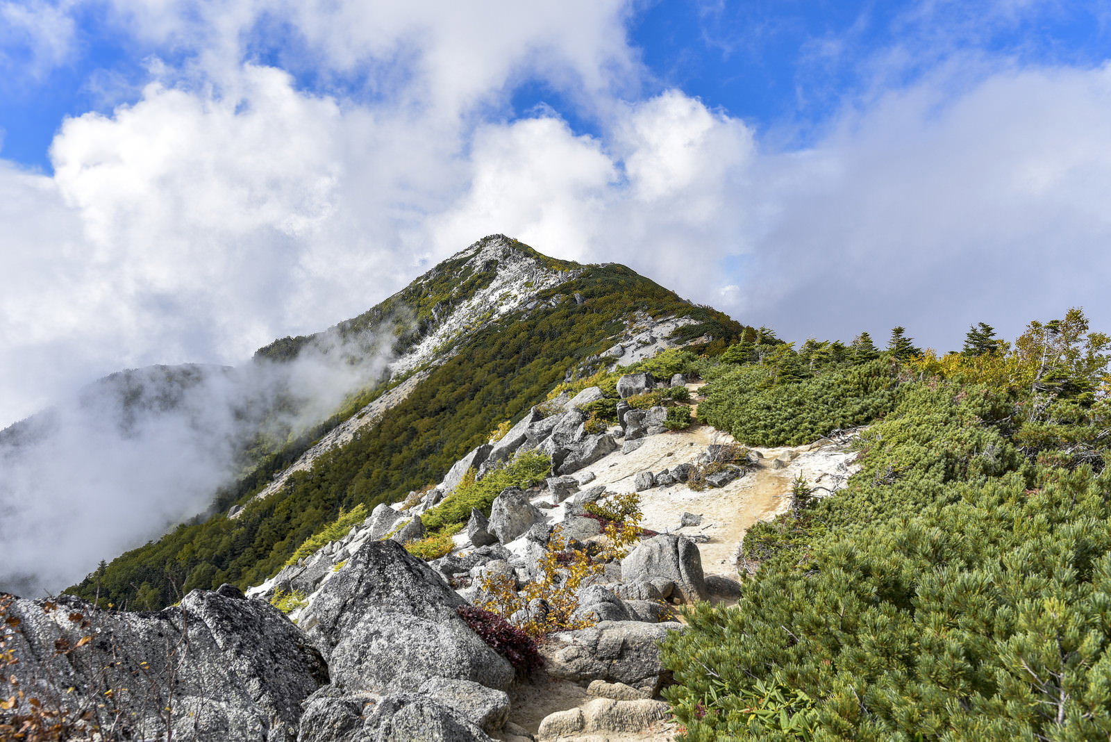 鳳凰三山・観音岳方面の稜線と岩場