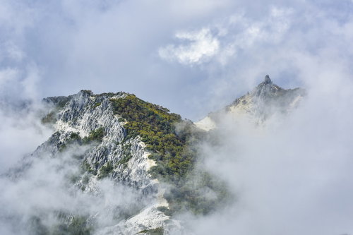 雲海の向こうに突き出す鳳凰山オベリスク（鳳凰三山）