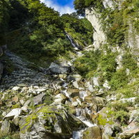鳳凰の滝方面へと向かう谷筋の岩場（鳳凰三山）の写真