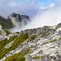 鳳凰山の象徴的なオベリスクと緑の稜線（鳳凰三山・100名山）の写真