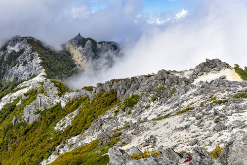 鳳凰山の象徴的なオベリスクと緑の稜線（鳳凰三山・100名山）