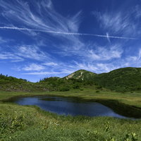快晴の青空と火打山と天狗の庭の池塘と湿原の風景の写真