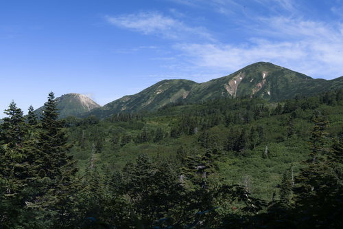 青空の下に連なる火打山と新潟焦山の山岳風景